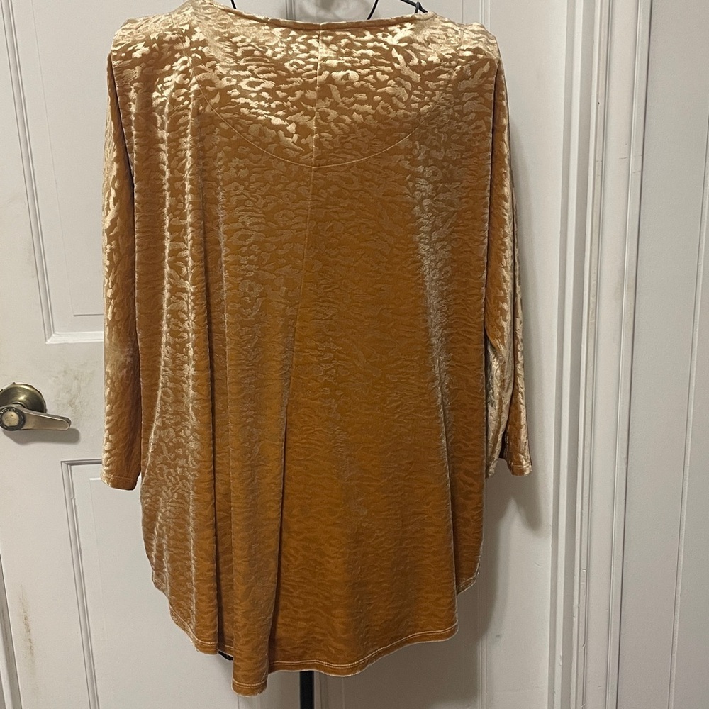 🤗🤗🤗BOGOHO 🤗🤗🤗Cato Golden Textured Long Sleeve Top—XL - Picture 6 of 8